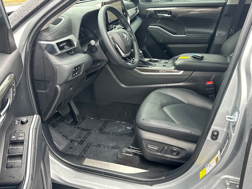 2025 Toyota Highlander Hybrid Platinum